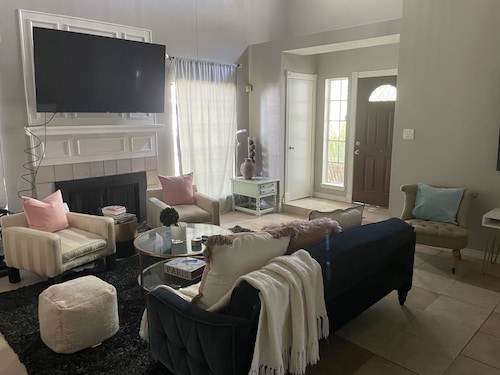 Charming Home Near IAH, Minutes from Malls! 