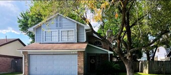 Charming Home Near IAH, Minutes from Malls!