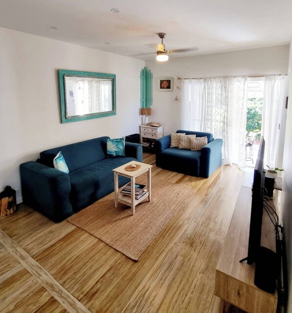 Smart-TV, Kamin, Bücher, Stereoanlage