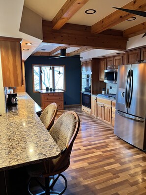 冷蔵庫、電子レンジ、オーブン、コンロ