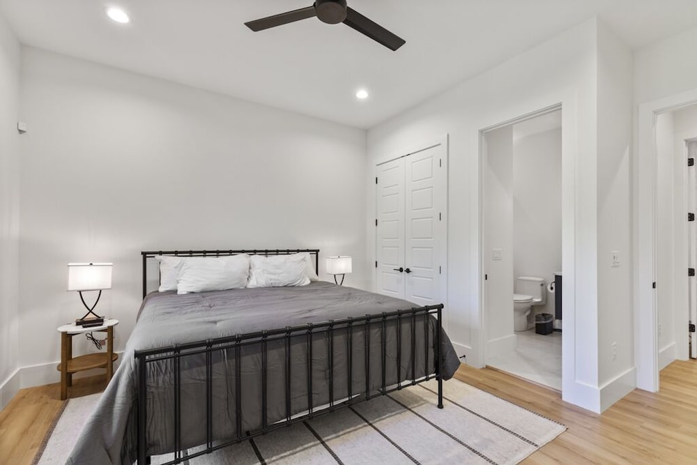 Stunning, Modern Lake Keowee House Close Proximity to Clemson