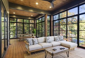 Smart TV, fireplace, books - Spacious 5-Bed Lake Keowee Retreat – Only 15 Mins from Clemson! (Seneca)