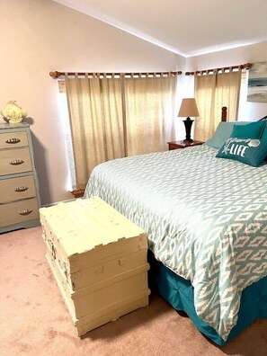 5 bedrooms, travel crib, internet, bed sheets