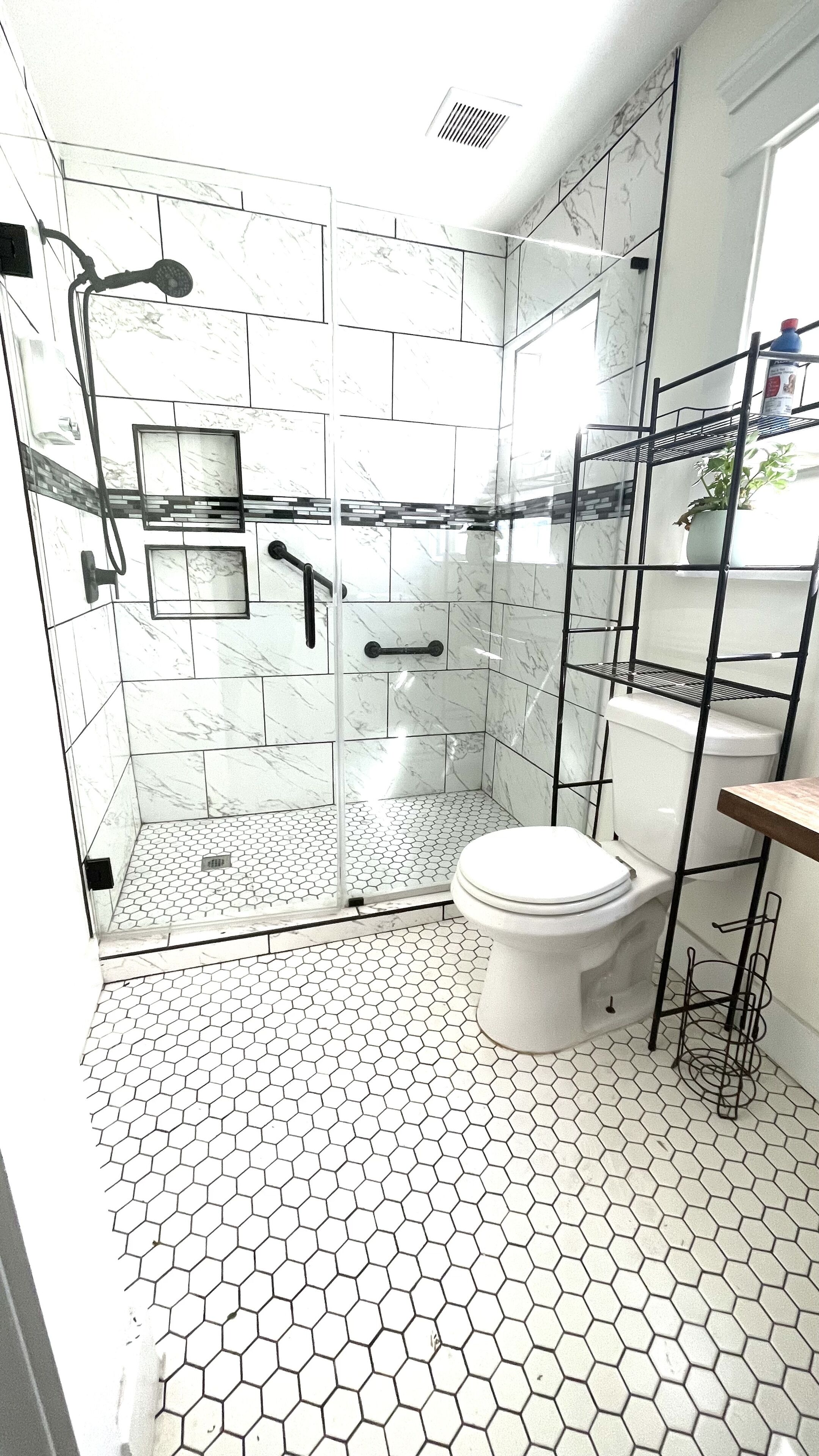 Shower, hair dryer, bidet, towels