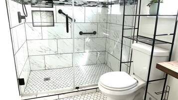 Shower, hair dryer, bidet, towels