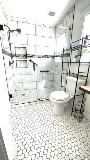 Dusche, Haartrockner, Bidet, Handtücher