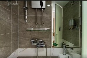 Shower, rainfall showerhead, hair dryer, slippers - Kam Mun Guest House (Kowloon)