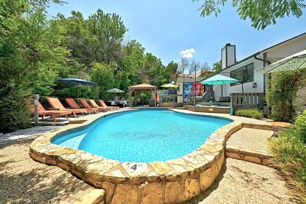 Una piscina al aire libre