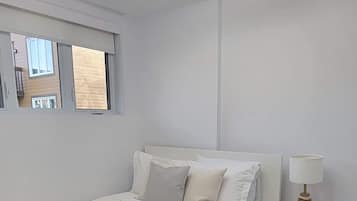 1 quarto, ferros/tábuas de passar roupa, berço de viagem