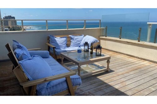 Huge penthouse with first line sea view