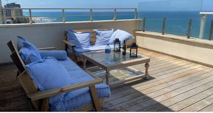 Huge penthouse with first line sea view