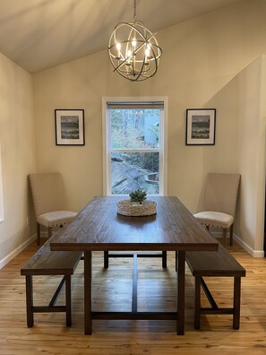 Dining - Parkridge at Pilot Butte - Warm & Modern Bend Ski/Outdoor Basecamp (Bend)