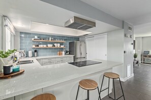 Frigorifero, microonde, forno, piano cottura