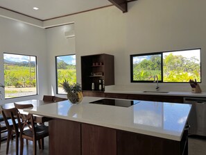 Geladeira, micro-ondas, fogão, cooktop