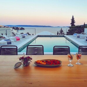 A heated pool - Chic 125m2 apartment in the villa with pool, close to the beach, sea view, 5km from Trogir (Seget Vranjica)