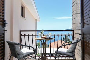 Property grounds - Chic 125m2 apartment in the villa with pool, close to the beach, sea view, 5km from Trogir (Seget Vranjica)
