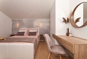 3 bedrooms, in-room safe, iron/ironing board, travel cot