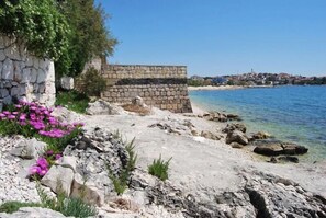 Plage à proximité, chaises longues