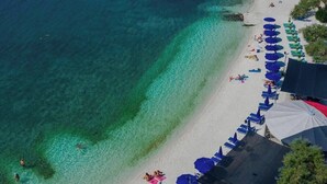 Playa en los alrededores y camastros 