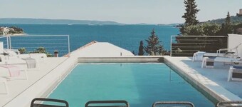 Chic 2 room apartment, 2 bathrooms, heated pool, sea view, close to Trogir 