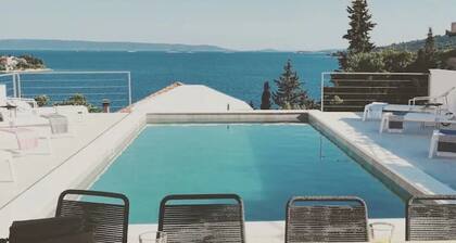 Chic 2 room apartment, 2 bathrooms, heated pool, sea view, close to Trogir