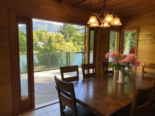 Large family-friendly waterfront house in Lake Cowichan 