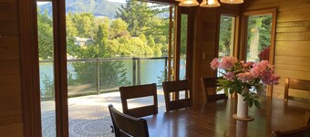 Large family-friendly waterfront house in Lake Cowichan 