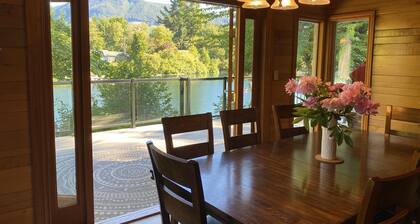 Large family-friendly waterfront house in Lake Cowichan