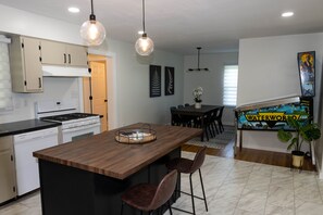 Private kitchen - NEW HOT TUB! The Retreat 20 miles from Red River Gorge (Stanton)