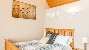 2 bedrooms, desk, travel cot, WiFi