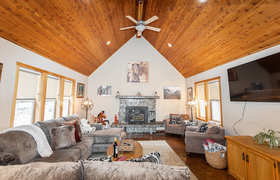 Custom Home In The Lost Sierras W/ Pool Table - Lake Davis, CA