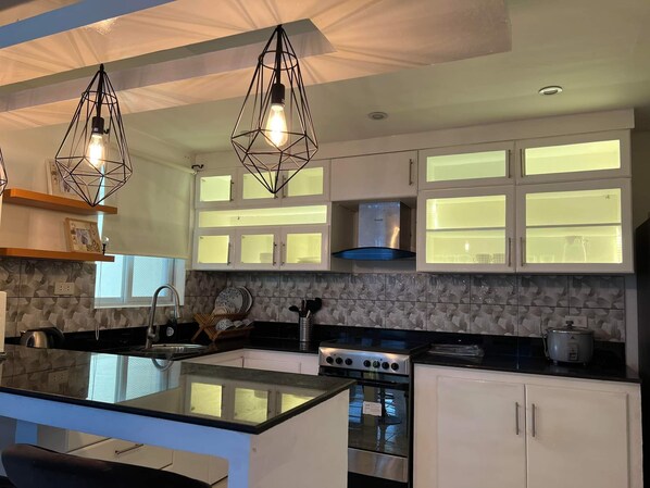 ثلاجة، ميكروويف، فرن، موقد طهي مسطح