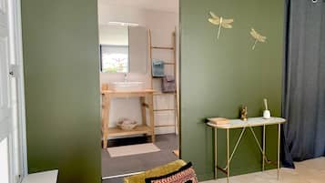 Junior tweepersoonskamer | Badkamer | Een douche, een regendouche