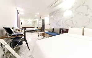 Deluxe Double Room | Egyptian cotton sheets, premium bedding, desk, laptop workspace