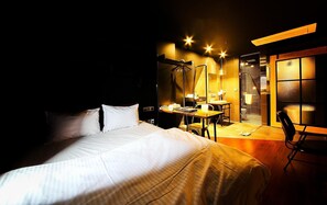 Egyptian cotton sheets, premium bedding, desk, laptop workspace - Elephant Shower Hotel (Jinju)