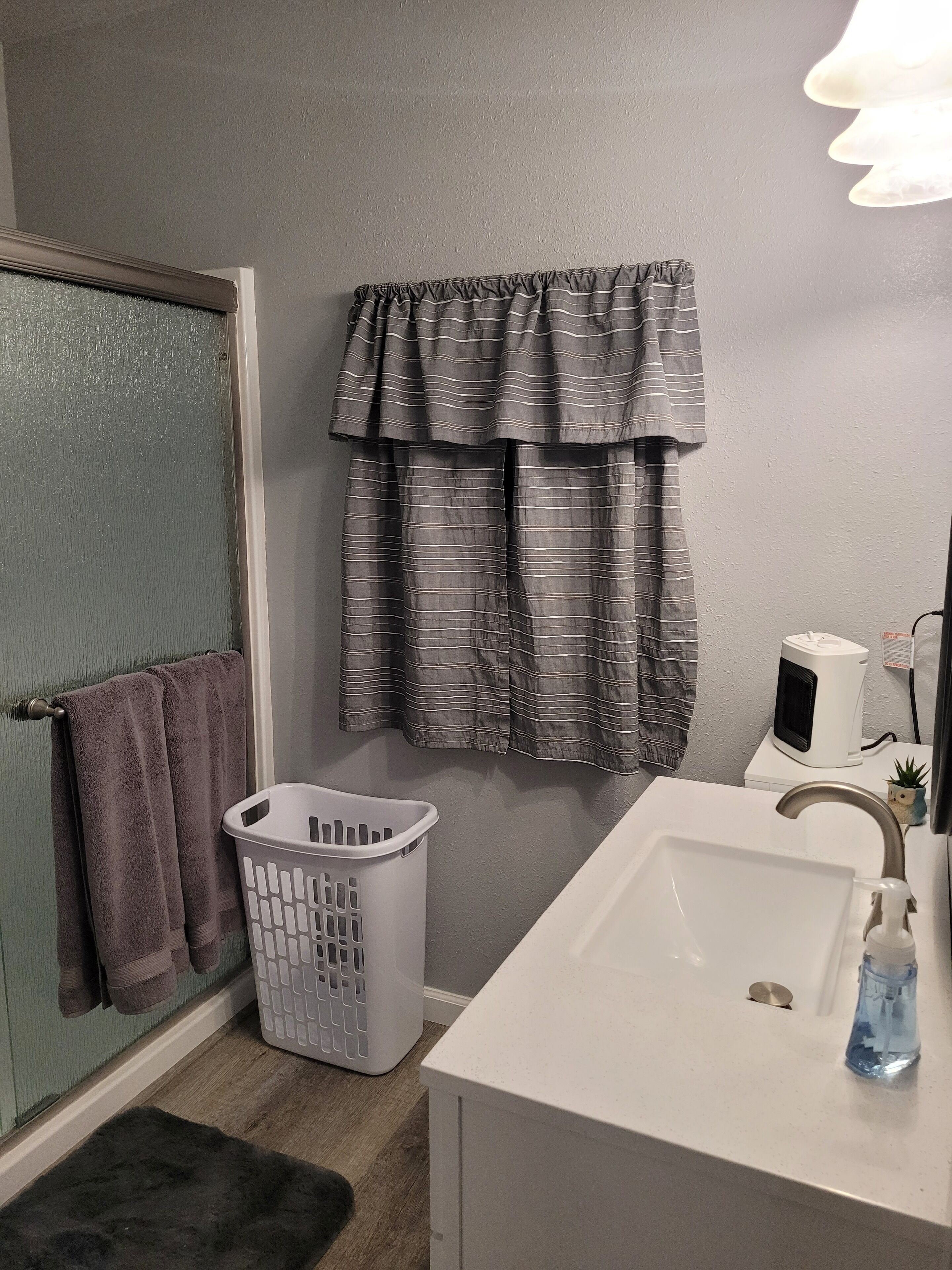 Secadora de cabello, toallas, jabón, papel de baño 