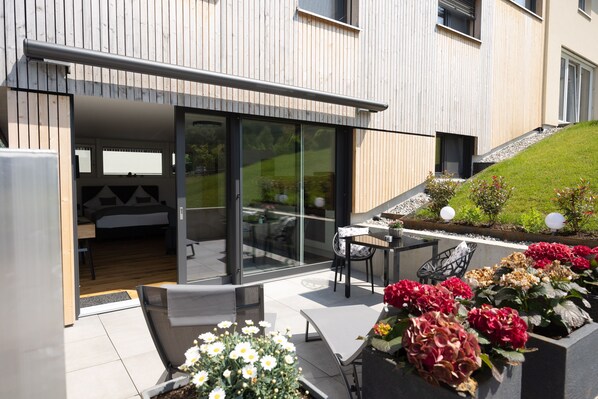 Outdoor dining - 1 room apartment with terrace (EG) - barrier-free, with 44m², near the lake (Gemeinde Hörbranz)