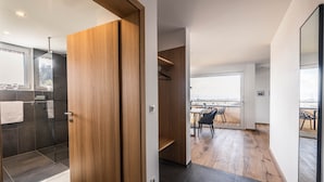 Un intérieur moderne avec une porte en bois, un espace douche et un coin repas offrant une vue agréable.