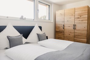 1 Schlafzimmer, Schreibtisch, Bügeleisen/Bügelbrett, Reisekinderbett