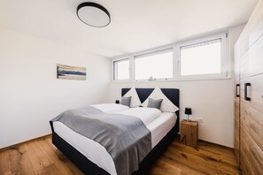 1 quarto, escrivaninha, ferros/tábuas de passar roupa, berço de viagem