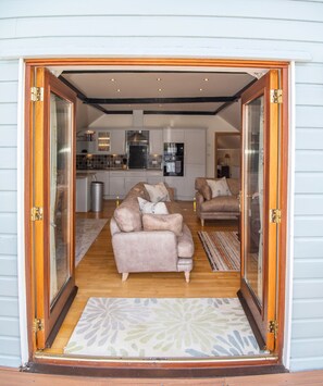 Interior - Osprey - Luxury Boat House on the shore of Lake Windermere near to Bowness  (Bowness-on-Windermere)