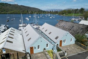 Marina - Osprey - Luxury Boat House on the shore of Lake Windermere near to Bowness  (Bowness-on-Windermere)