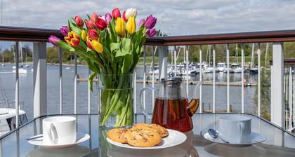 Osprey - Luxury Boat House on the shore of Lake Windermere near to Bowness