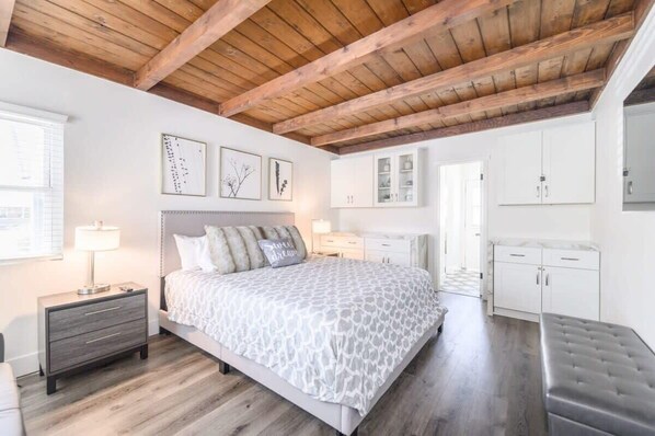 5 habitaciones, escritorio y tabla de planchar con plancha 