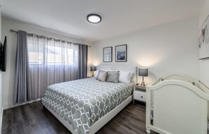 5 makuuhuonetta, työpöytä, silitysrauta/-lauta, vauvan matkasänky