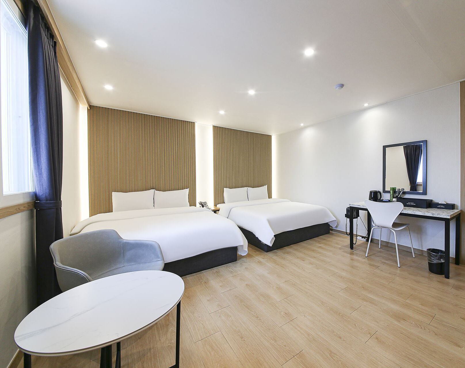 Chambre familiale avec lits jumeaux, 2 grands lits, non-fumeur | Literie hypoallergénique, décor unique, ameublement unique, bureau