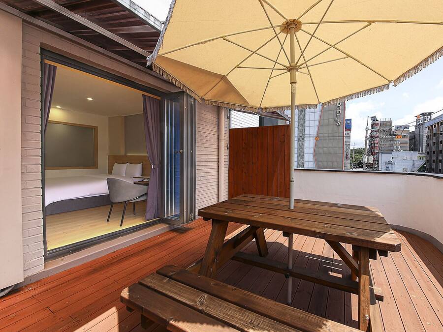 Quarto com design assinado, 1 cama King, para não fumantes, terraço | Terraço/pátio