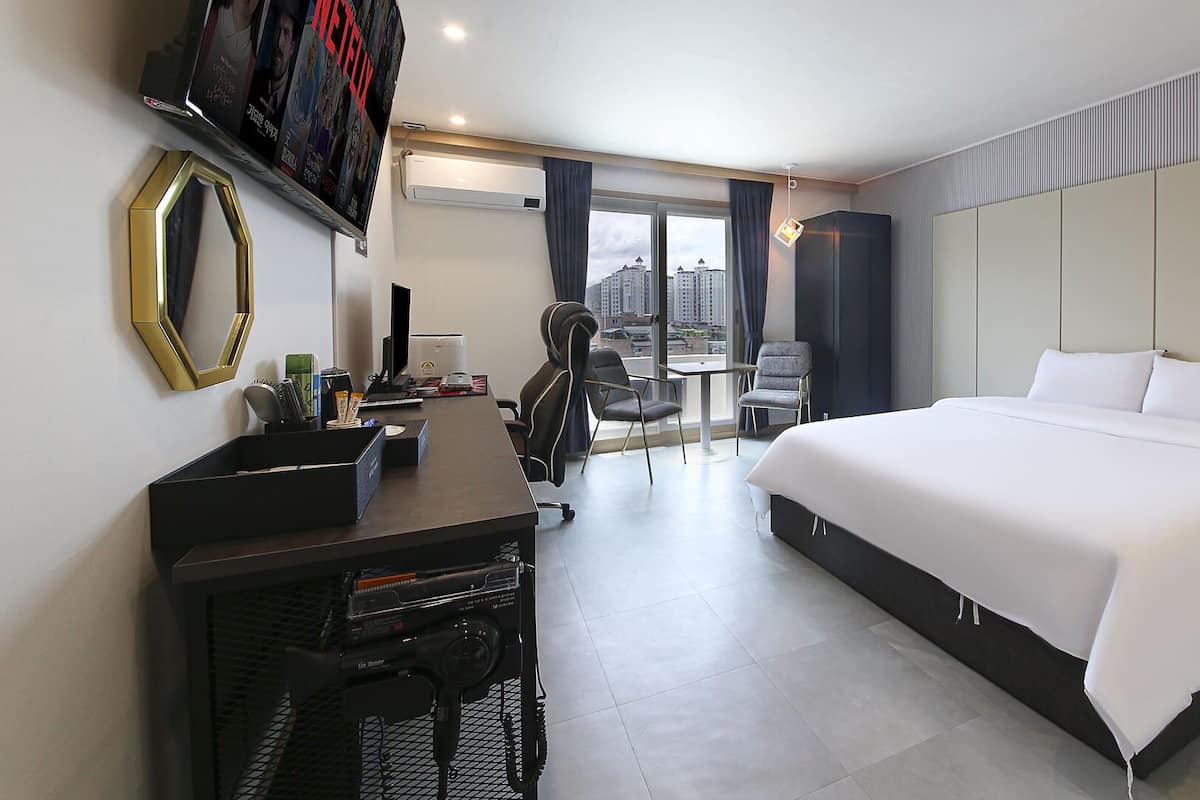 Premium Double Room, 1 Katil Kelamin (Double), Non Smoking, Balcony | Peralatan tempat tidur hipoalergenik, dihias secara berasingan
