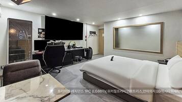 Deluxe Room, 1 King Bed, Non Smoking | Hypo-allergenic bedding, individually decorated, individually furnished