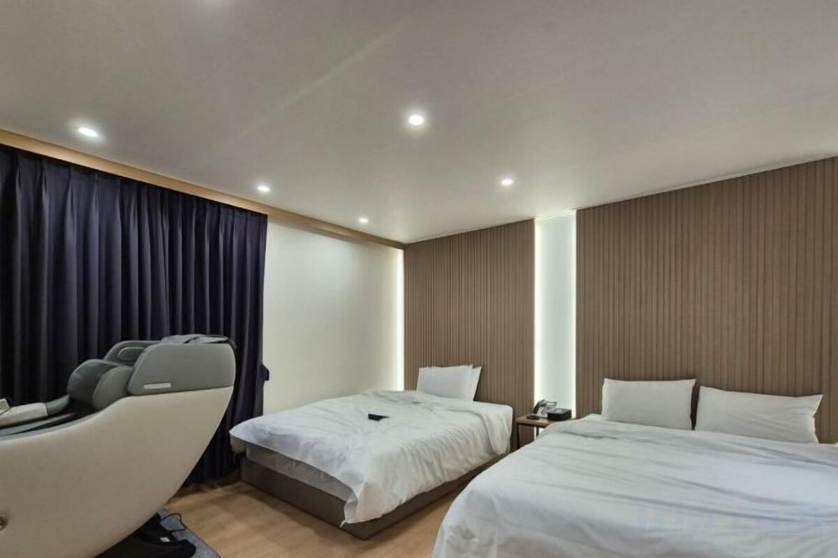 Hypo-allergenic bedding available, desk, blackout drapes, soundproofing